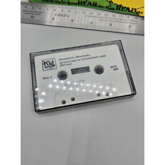 Vintage STRAWBERRY SHORTCAKE ADVENTURES IN STRAWBERRY LAND 1980 Book & Tape - Picture 2 of 7